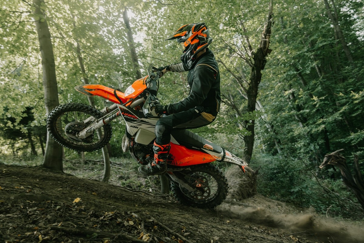 Nuova KTM 300 EXC Hardenduro 2026: regina dell’estremo